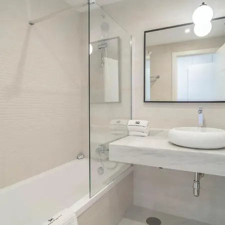 Nice In With 2 Bedrooms, Wifi And Outdoor Swimming Pool Apartman