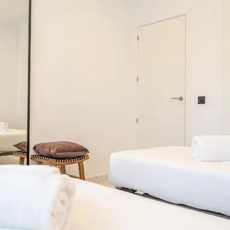 Nice In With 2 Bedrooms, Wifi And Outdoor Swimming Pool